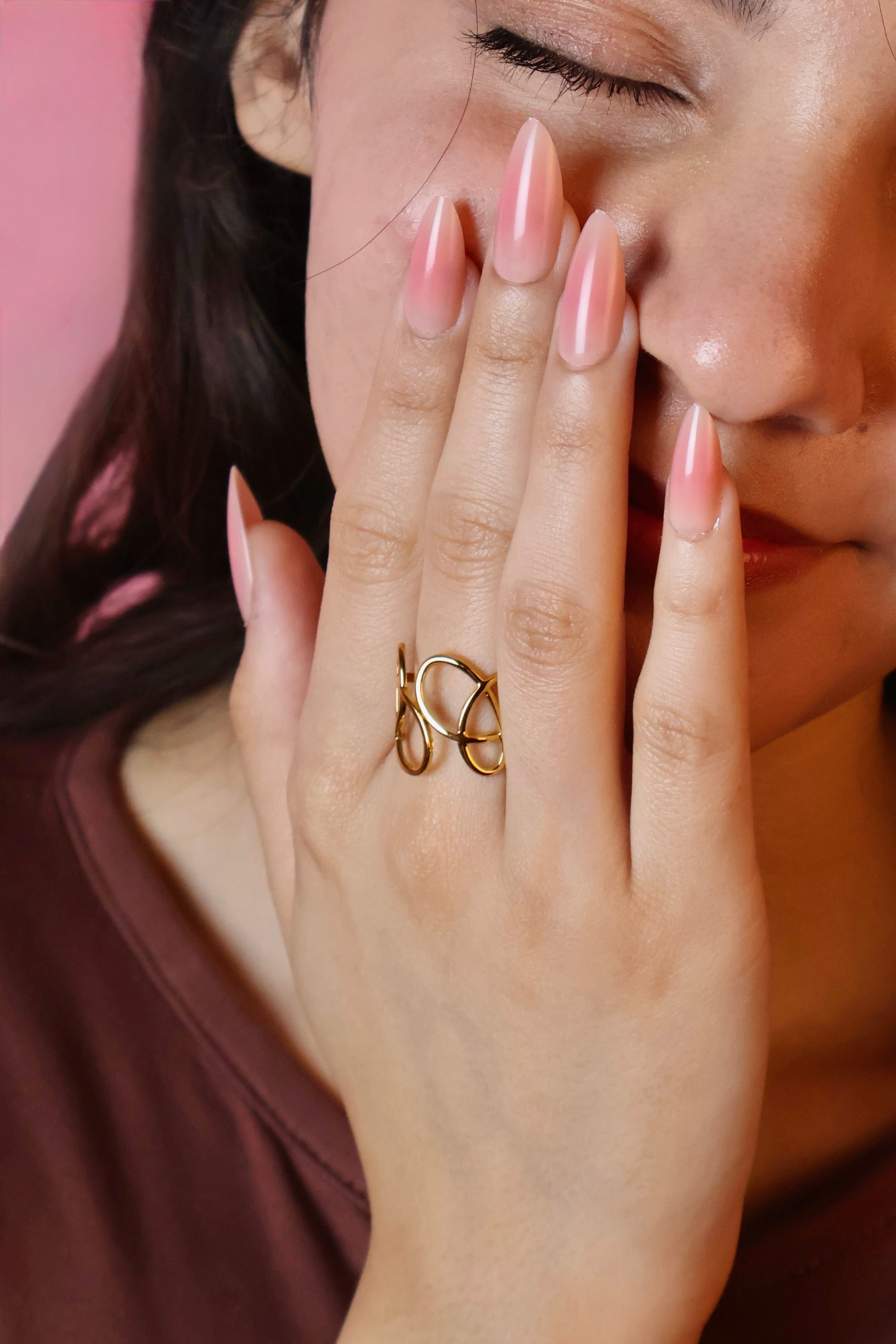 Minimal Line Art golden Ring